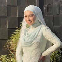 Dari keterangan unggahan desainer diketahui bahwa ternyata kebaya yang dikenakan Irish di hari pernikahannya memiliki makna khusus. Sentuhan embroidery motif Lotus Bloom menggambarkan Irish yang cantik dan kuat seperti teratai yang mekar dengan bunga yang indah dan menyejukkan. Foto: Instagram