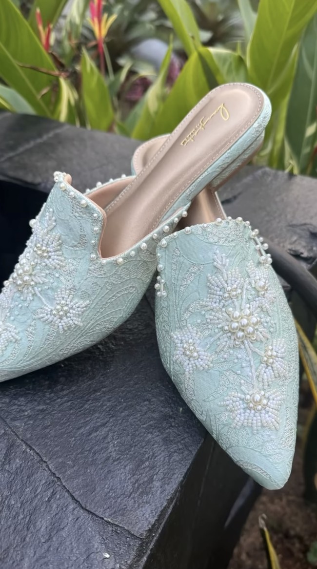 Kebaya tersebut dipadukan dengan sandal selop senada dipenuhi payet. Foto: Instagram