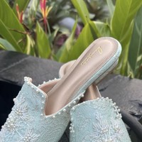 Kebaya tersebut dipadukan dengan sandal selop senada dipenuhi payet. Foto: Instagram