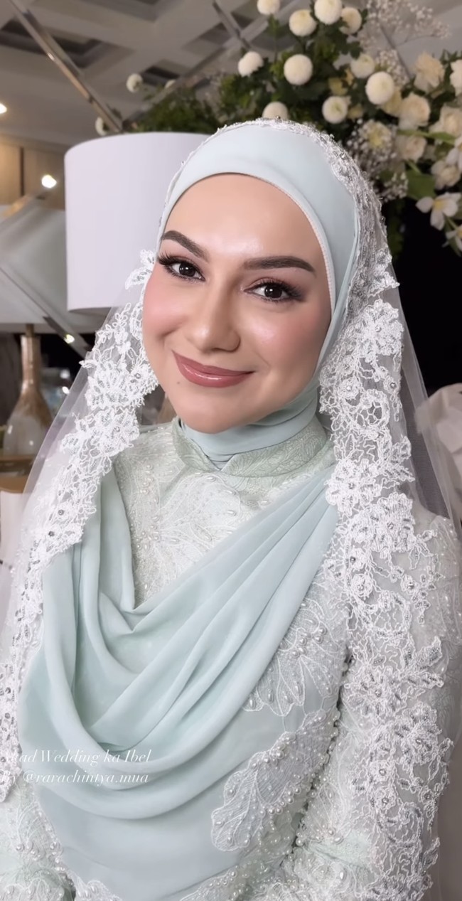 Penampilan Irish juga semakin cantik dengan riasan hasil tangan MUA Rara Chintya. Dengan eyeshadow, blush on, dan lipstik pink, penampilan ibu 2 orang anak itu semakin terlihat fresh. Foto: Instagram