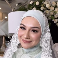Penampilan Irish juga semakin cantik dengan riasan hasil tangan MUA Rara Chintya. Dengan eyeshadow, blush on, dan lipstik pink, penampilan ibu 2 orang anak itu semakin terlihat fresh. Foto: Instagram