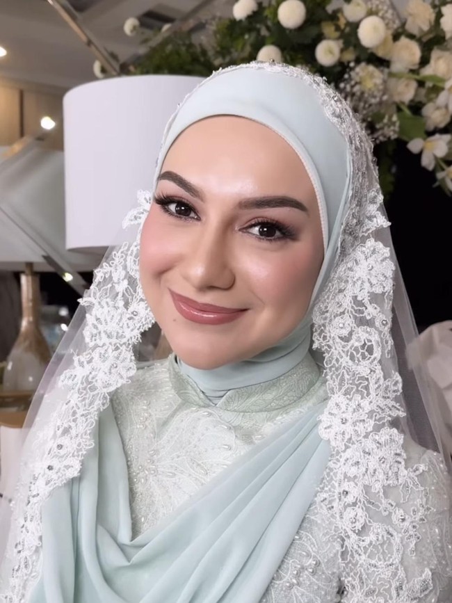 Makeup simple juga jadi pilihan Irish Bella saat menikah kedua kalinya dengan Haldy Sabri. Riasan bernuansa nude peach mengaksentuasi kecantikannya. Foto: Instagram
