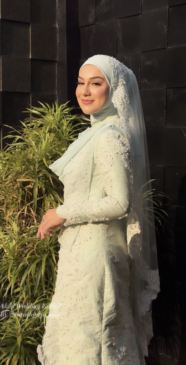 Berpose menyamping sambil tersenyum manis, Irish Bella terlihat begitu bahagia di hari pernikahannya. Foto: Instagram