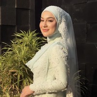 Berpose menyamping sambil tersenyum manis, Irish Bella terlihat begitu bahagia di hari pernikahannya. Foto: Instagram