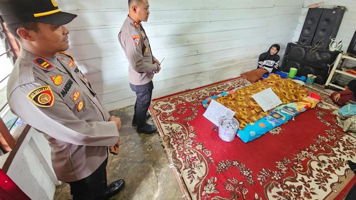 Jajaran Polres Bangka Tengah menyambangi rumah duka.