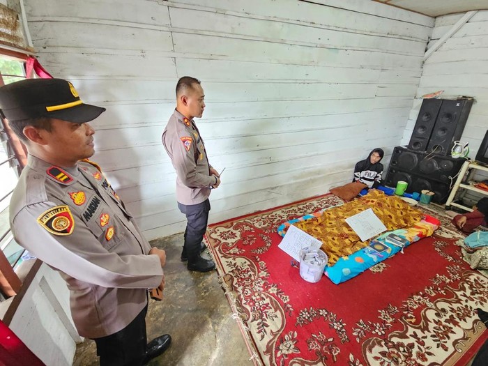 Jajaran Polres Bangka Tengah menyambangi rumah duka.