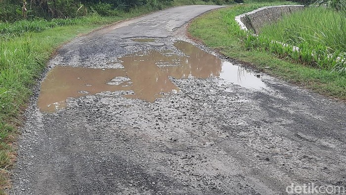 Kondisi jalan penghubung Desa Sitimulyo dengan Desa Mojoagung Kecamatan Pucakwangi Pati, Minggu (20/10/2024).