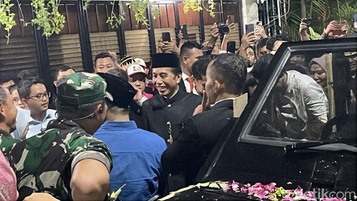 Presiden ke-7 RI Joko Widodo tiba di kediaman Sumber, Solo, Minggu (20/10/2024).