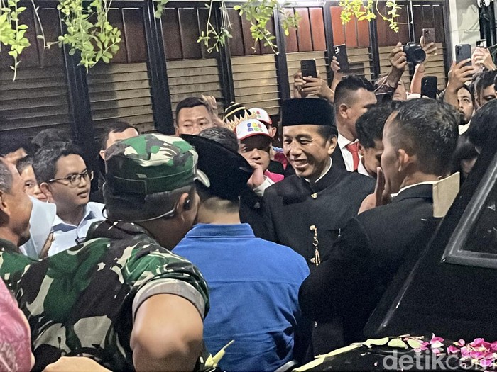 Presiden ke-7 RI Joko Widodo tiba di kediaman Sumber, Solo, Minggu (20/10/2024).