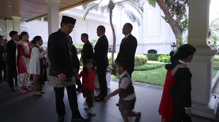 Jokowi bareng keluarga ke MPR (dok. YouTube Setpres)