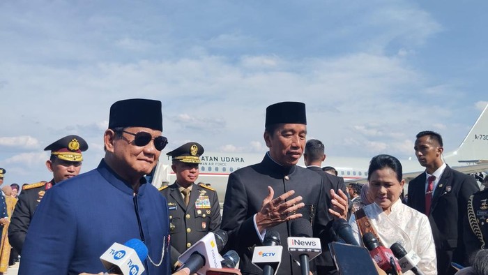 Jokowi dan Iriana saat tiba di Halim untuk pulang ke Solo (Fawdi/detikcom)