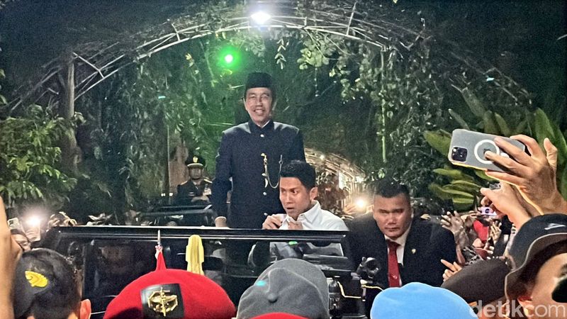 Presiden ke-7 Republik Indonesia (RI) Joko Widodo bersama sang istri Iriana Jokowi naik kendaraan taktis buatan Pindad maung.