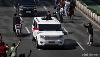 Presiden ke-7 RI Joko Widodo (Jokowi) langsung pulang ke Solo usai upacara lepas sambut di Istana Merdeka. Presiden Prabowo Subianto ikut menemani Jokowi ke Lanud Halim Perdanakusuma.