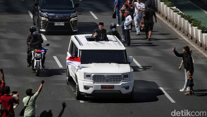 Presiden ke-7 RI Joko Widodo (Jokowi) langsung pulang ke Solo usai upacara lepas sambut di Istana Merdeka. Presiden Prabowo Subianto ikut menemani Jokowi ke Lanud Halim Perdanakusuma.