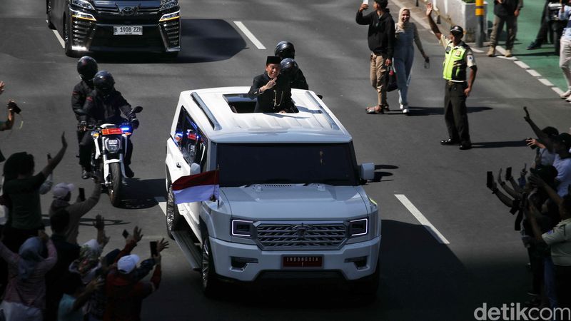 Presiden ke-7 RI Joko Widodo (Jokowi) langsung pulang ke Solo usai upacara lepas sambut di Istana Merdeka. Presiden Prabowo Subianto ikut menemani Jokowi ke Lanud Halim Perdanakusuma.