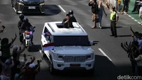 Jokowi sempat menyapa warga dari sunroof mobil.