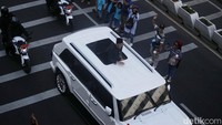 Warga tampak antusias melihat Jokowi yang melintas di jalan MH Thamrin.