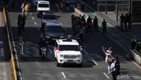 Presiden ke-7 RI Joko Widodo menggunakan mobil Garuda MV3 Grand Limouisine melintas di jalan MH Thamrin, Jakarta, Minggu (20/10/2024).
