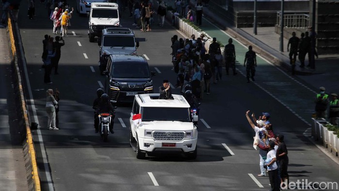 Presiden ke-7 RI Joko Widodo (Jokowi) langsung pulang ke Solo usai upacara lepas sambut di Istana Merdeka. Presiden Prabowo Subianto ikut menemani Jokowi ke Lanud Halim Perdanakusuma.