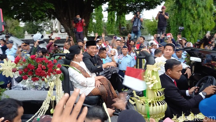 Suasana kepulangan Presiden ke-7 Joko Widodo dan Iriana Jokowi, di Kecamatan Ngemplak, Kabupaten Boyolali, Minggu (20/10/2024)