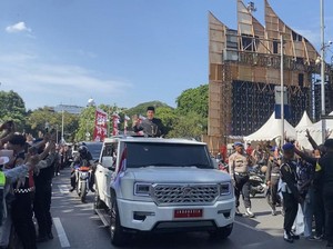 Jokowi Sapa Warga dari Mobil MV3 Garuda Saat Tinggalkan Istana