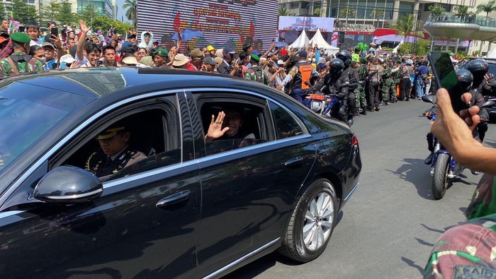 Jokowi sapa warga di Bundaran HI (Wildan/detikcom)