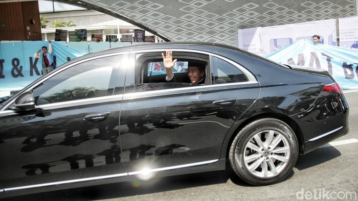 Jokowi Sapa Warga Saat Lintasi Jalan MH Thamrin Presiden Joko Widodo melintas di Jalan MH Thamrin, Jakarta, Minggu (20/10/2024).