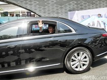 Jokowi Sapa Warga Saat Lintasi Jalan MH Thamrin