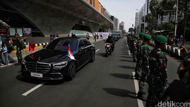 Presiden Joko Widodo melintas di Jalan MH Thamrin, Jakarta, Minggu (20/10/2024).