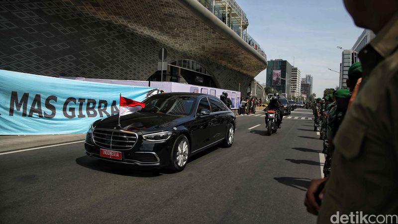 Presiden Joko Widodo melintas di Jalan MH Thamrin, Jakarta, Minggu (20/10/2024).