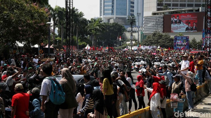 Presiden Joko Widodo melintas di Jalan MH Thamrin, Jakarta, Minggu (20/10/2024).