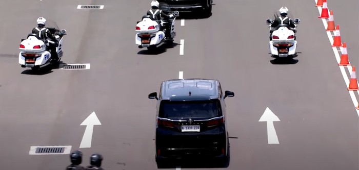 Presiden RI ke-7, Joko Widodo (Jokowi), meninggalkan gedung MPR/DPR/DPD, Jakarta, usai pelantikan Presiden Prabowo Subianto-Wapres Maruf Amin. Jokowi meninggalkan gedung parlemen sudah tak menggunakan pelat dinas Indonesia 1.