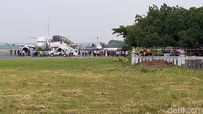 Pesawat milik TNI AU yang membawa rombongan Presiden Ketujuh Republik Indonesia Joko Widodo dan Iriana Jokowi di Bandara Adi Soemarmo, Boyolali, Minggu (20/10/2024).
