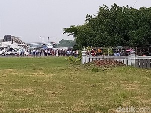 Jokowi dan Iriana Tiba di Bandara Adi Soemarmo Solo