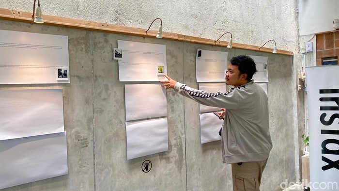 Pengunjung melihat foto hasil karya penyandang tunanetra dalam pameran Different Shoot From Antoher Perspective di Tandhok Artspace, Kelurahan/Kecamatan Gajahmungkur, Semarang, Minggu (20/10/2024).