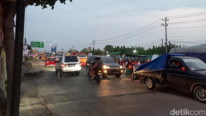 Kemacetan di Jalan Adi Soemarmo, Kecamatan Colomadu, Karanganyar, Minggu (20/10/2024).