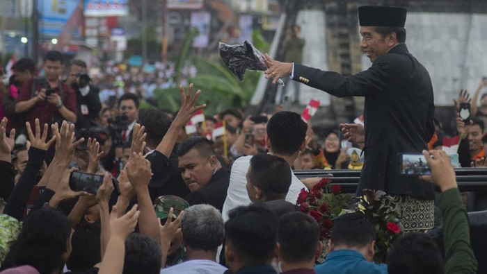 Presiden ketujuh RI Joko Widodo dari atas kendaraan menyapa warga saat melintas di jalan Colomadu, Karanganyar, Jawa Tengah, Minggu (20/10/2024). Joko Widodo resmi purna tugas dari Presiden Indonesia dan kembali pulang ke Solo. ANTARA FOTO/Aloysius Jarot Nugroho/Spt.