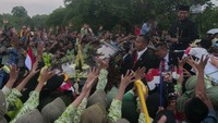 Kepulangan Jokowi dan Iriana disambut ribuan warga Solo.