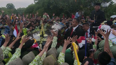 Lautan Manusia Sambut Kepulangan Jokowi di Solo