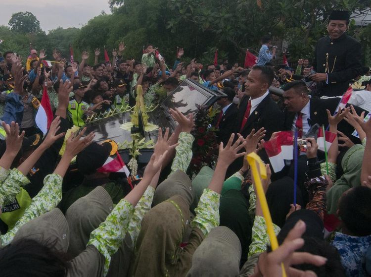 Lautan Manusia Sambut Kepulangan Jokowi di Solo