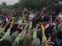 Lautan Manusia Sambut Kepulangan Jokowi di Solo
