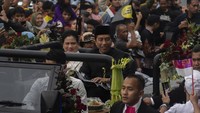 Presiden ketujuh RI Joko Widodo (kanan) bersama Ibu Iriana Joko Widodo (kiri) keluar dari Pangkalan Udara TNI AU Adi Soemarmo, Boyolali, Jawa Tengah, Minggu (20/10/2024). 