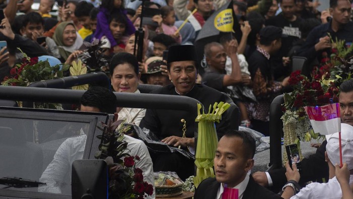 Presiden ketujuh RI Joko Widodo dari atas kendaraan menyapa warga saat melintas di jalan Colomadu, Karanganyar, Jawa Tengah, Minggu (20/10/2024). Joko Widodo resmi purna tugas dari Presiden Indonesia dan kembali pulang ke Solo. ANTARA FOTO/Aloysius Jarot Nugroho/Spt.