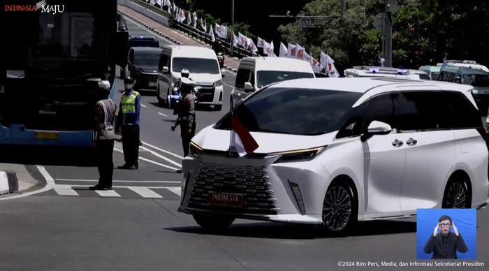 Lexus LM 350h dengan Pelat Nomor Indonesia 2