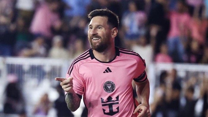 FORT LAUDERDALE, FLORIDA - OCTOBER 19: Lionel Messi #10 of Inter Miami celebrates scoring his third goal during the second half against the New England Revolution at Chase Stadium on October 19, 2024 in Fort Lauderdale, Florida. (Photo by Carmen Mandato/Getty Images)