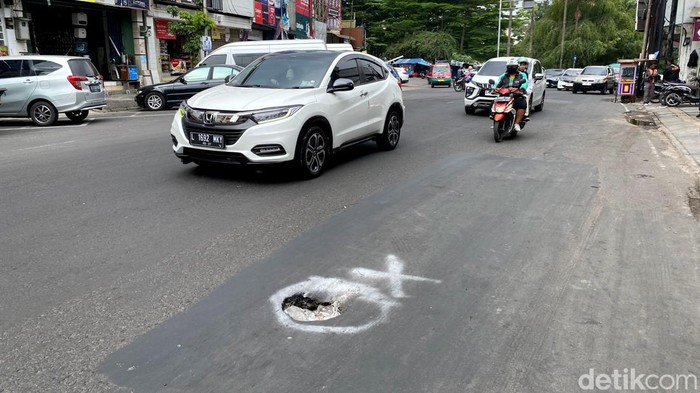 Lubang di Jalan Suniaraja Bandung