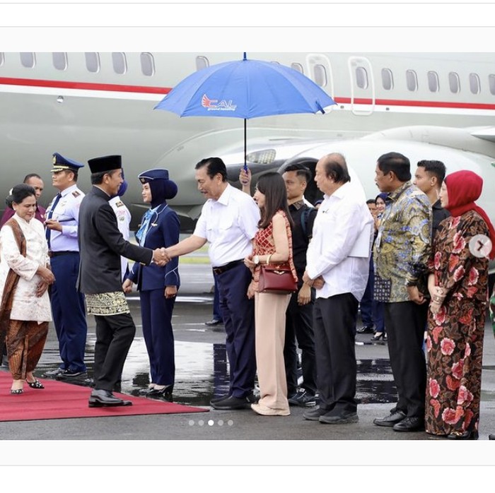 Luhut Binsar Pandjaitan menyambut Presiden ke-7 RI Jokowi dan Ibu Negara ke-6 Iriana Jokowi di Solo.