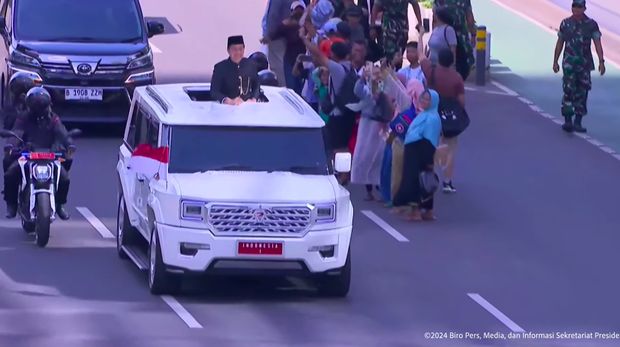 Mantan Presiden Joko Widodo meninggalkan Istana Merdeka menaiki Maung Garuda menuju Bandara Halim Pedana Kusuma, Minggu (20/10/2024). (Tangkapan Layar Youtube Sekretariat Presiden)