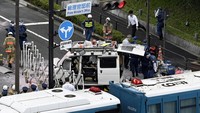 Seorang pria ditangkap karena melemparkan bom molotov ke markas Partai Demokrat Liberal yang berkuasa di Jepang dan mencoba menabrakkan mobilnya ke kediaman perdana menteri pada hari Sabtu (19/10). Kyodo via Reuters