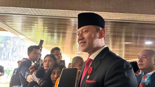 Menteri ATR/BPN, Agus Harimurti Yudhoyono (AHY) tiba di DPR RI, Jakarta, jelang pelantikan Presiden Prabowo Subianto, Minggu (20/10/2024). (CNBC Indonesia/Firda Dwi Muliawati)